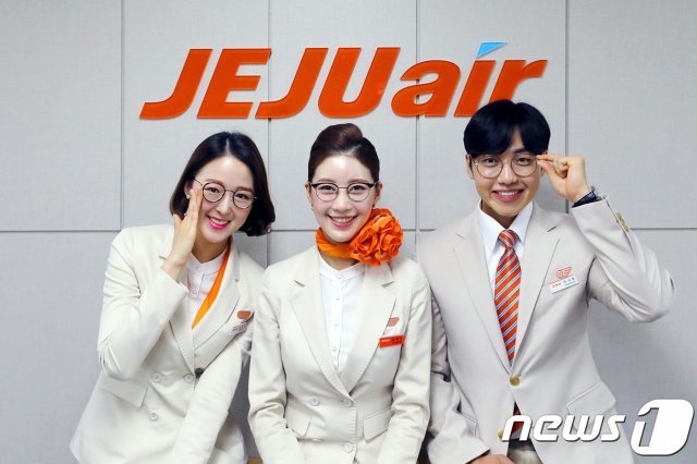 제주항공은 지난해 7월부터 규정을 바꿔 승무원의 안경 착용과 네일아트, 굽이 낮은 구두를 기내 밖에서 신도록 허용하고 있다.(제주항공 제공) © News1