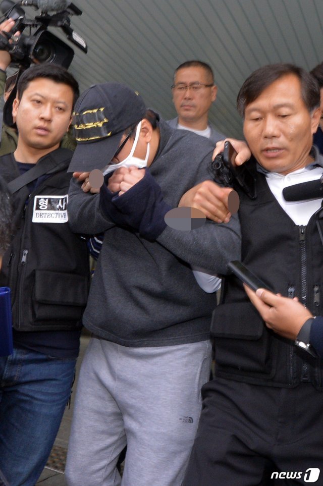 의붓딸을 살해하고 그 시신을 유기한 혐의를 받고 있는 A씨(31)가 1일 오전 영장실질심사를 받기 위해 광주지방법원으로 압송되고 있다. A씨는 지난달 27일 오후 자신의 차에서 의붓딸(13)을 살해하고 그 시신을 광주의 한 저수지에 유기한 혐의를 받고 있다.2019.5.1/뉴스1 © News1