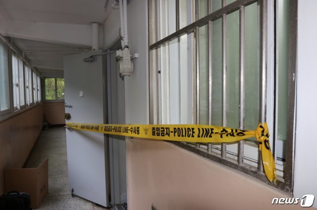 30여년동안 조현병을 앓아오던 50대 남성이 친누나를 흉기로 무참히 숨지게하고 사흘만에 경찰에 체포됐다. 피의자와 피의자의 친누나 시신이 발견된 아파트 현장 모습.(부산지방경찰청 제공)© 뉴스1