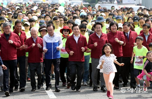이해찬 더불어민주당, 황교안 자유한국당 대표를 비롯한 참석자들이 출발라인에서 ‘달리기 퍼포먼스’를 하고 있습니다. 
＜최혁중 기자 sajinman@donga.com＞