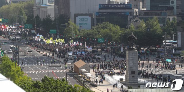 민주노총 조합원들이 1일 오후 서울광장에서 열린 ‘2019 세계 노동절 대회’를 마친 뒤 청와대를 향해 행진하고 있다. 2019.5.1/뉴스1 © News1