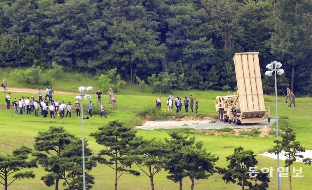 2017년 8월 경북 성주에 있는 사드 기지에서 정부 관계자들이 전자파와 소음 측정 작업을 하고 있는 모습. 동아일보DB
