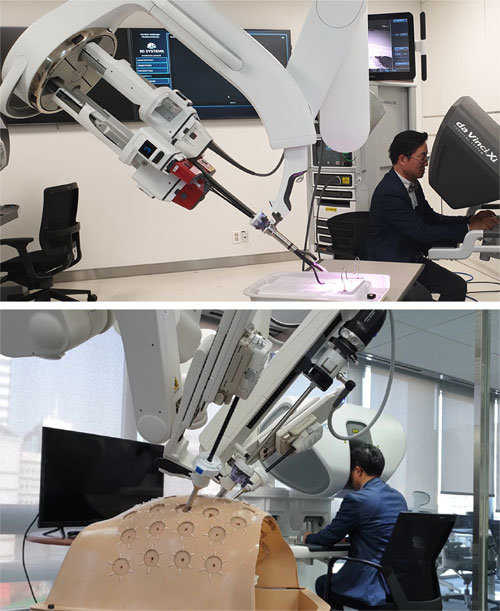동아일보 이진한 의학전문기자가 다빈치SP(위쪽 사진)와 국내 기술로 만든 레보아이 조종관에 앉아 로봇 팔을 작동시키고 있다. 두 수술로봇은 가장 최근에 출시된 것이다. 동영상 캡처
