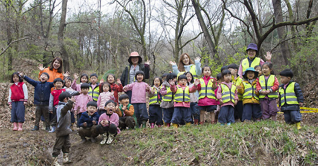 세종시 반곡동 괴화산 인근의 솔빛숲유치원에서 아이들과 학부모들이 자연을 만끽하고 있다. 세종시교육청 제공