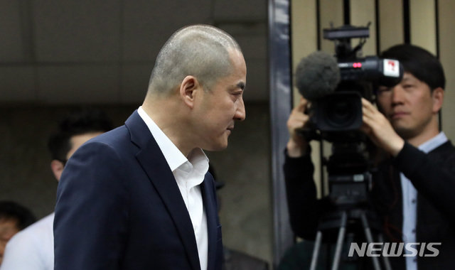 한국 ‘패스트트랙 반발’ 삭발 투쟁 VS 민주 “공부 안 한 학생 숙제하랬더니…” / 사진=뉴시스