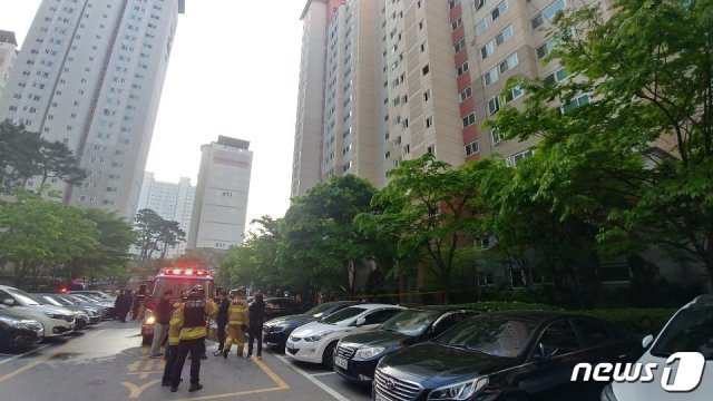 2일 새벽 4시15분쯤 충북 청주시 서원구의 한 아파트 3층에서 불이 나 40여분 만에 진화됐다. 이 불로 주민 1명이 숨지고 48명이 연기를 마서 병원으로 옮겨졌다. (청주 서부소방서 제공)