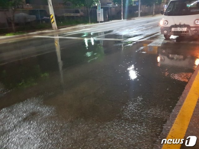 2일 0시20분쯤 부산 해운대구 송정동 송정삼거리~동부산 톨게이트 방향의 한 아파트 앞 도로에서 상수도관이 파열됐다. 누수가 생겨 도로 위가 물로 뒤덮인 모습.(부산지방경찰청 제공)© 뉴스1