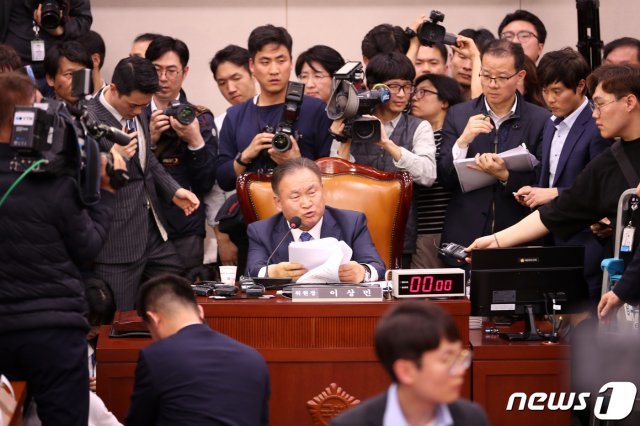 29일 국회 문화체육관광위원회 회의실에서 열린 사법개혁특별위원회에서 이상민 위원장이 공수처법·검경수사권 조정 신속처리안건을 의결하고 있다. 2019.4.29/뉴스1