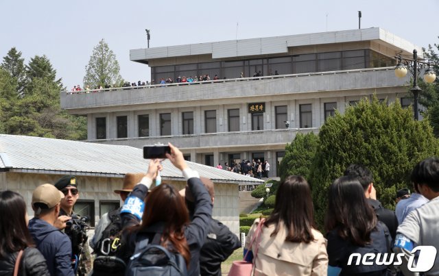 판문점 공동경비구역(JSA) 견학이 재개된 1일 오전 북측 판문각을 방문한 관광객들이 기념촬영을 하고 있다.  2019.5.1/뉴스1 © News1 사진공동취재단