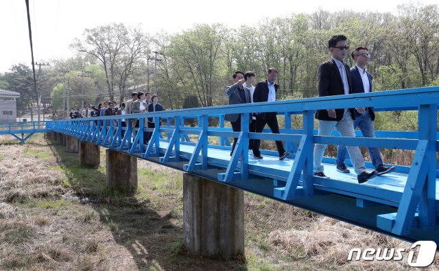 판문점 공동경비구역(JSA) 견학이 재개된 1일 오전 안보견학을 온 관광객들이 작년 4.27 남북정상회담 당시 문재인 대통령과 김정은 북한 국무위원장이 친교산책 후 대화를 나눈 도보다리를 견학하고 있다. 2019.5.1/뉴스1 © News1 사진공동취재단