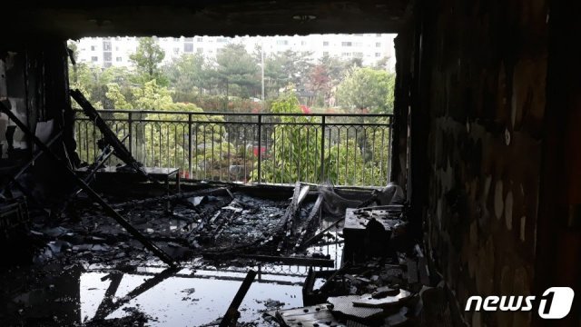 2일 새벽 4시15분쯤 충북 청주시 서원구의 한 아파트 3층에서 불이 나 40여분 만에 진화됐다. 이 불로 주민 1명이 숨지고 48명이 연기를 마서 병원으로 옮겨졌다. (청주 서부소방서 제공) © 뉴스1