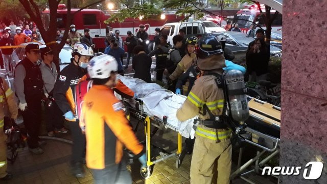 2일 새벽 4시15분쯤 충북 청주시 서원구의 한 아파트 3층에서 불이 나 40여분 만에 진화됐다. 이 불로 주민 1명이 숨지고 48명이 연기를 마서 병원으로 옮겨졌다. (청주 서부소방서 제공) © 뉴스1