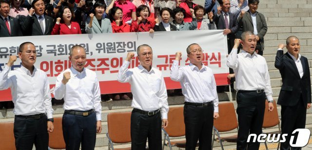 이창수 자유한국당 충남 도당위원장(왼쪽부터), 성일종, 김태흠, 이장우, 윤영석, 박대출 자유한국당 의원들이 2일 서울 여의도 국회 본청 계단에서 선거법 개정안과 고위공직자범죄수사처 법안 패스트트랙 지정의 부당성을 알리며 삭발을 한 후 구호를 외치고 있다. 2019.5.2/뉴스1 © News1