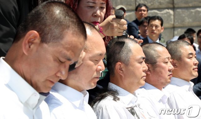 (서울=뉴스1) 이창수 자유한국당 충남 도당위원장(왼쪽부터), 성일종, 김태흠, 이장우, 윤영석 의원들이 2일 서울 여의도 국회 본청 계단에서 선거법 개정안과 고위공직자범죄수사처 법안 패스트트랙 지정의 부당성을 알리며 삭발하고 있다. 2019.5.2/뉴스1