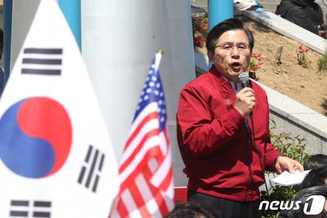 황교안 자유한국당 대표가 2일 오전 서울 용산구 서울역광장에서 열린 ‘문재인 STOP! 서울시민이 심판합니다’에서 발언을 하고 있다. 2019.5.2/뉴스1 © News1