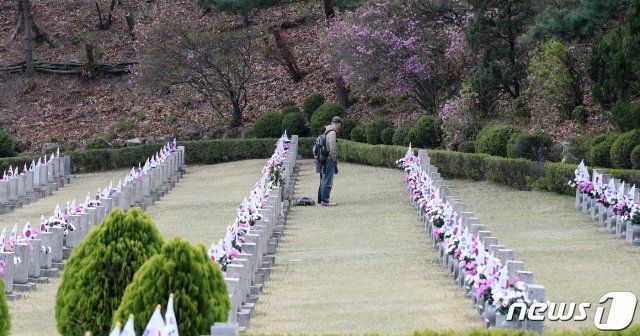 4.19혁명 제 59주년인 19일 오전 서울 강북구 국립 4.19 묘지를 찾은 유가족이 묘소를 살펴보고 있다. 2019.4.19/뉴스1 © News1