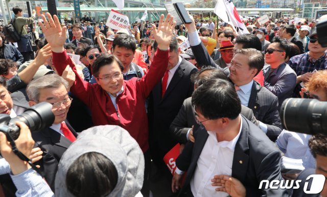 황교안 자유한국당 대표가 2일 오후 대전역 광장에서 열린 ‘문재인 STOP! 대전시민이 심판합니다’ 집회를 마치고 다음 장소로 이동하고 있다. 2019.5.2/뉴스1 © News1