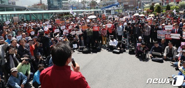 황교안 자유한국당 대표가 2일 오후 대전역 광장에서 열린 ‘문재인 STOP! 대전시민이 심판합니다’에서 패스트트랙 지정의 위법성과 선거제 개편 및 공수처 신설에 따른 폐해 등 문재인 정부의 정책에 대해 비판 발언을 하고 있다. 2019.5.2/뉴스1 © News1