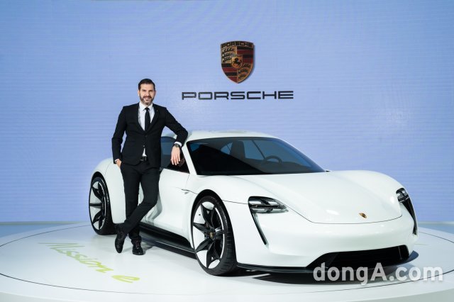 마이클 키르쉬 포르쉐코리아 대표가 미션 E 콘셉트 옆에서 포즈를 취하고 있다.