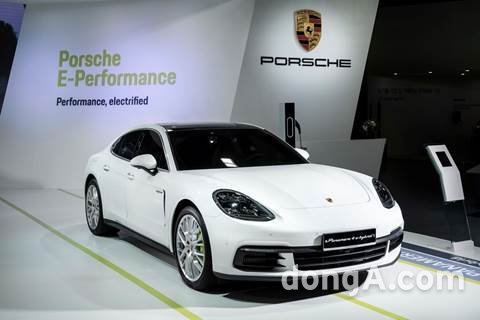 포르쉐 신형 파나메라 4 E-하이브리드