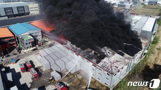 2일 오후 2시 48분쯤 김포시 양촌읍 학운리 학운 4 산단내 의료용품 제조업체에서 화재가 발생했다. 검은 연기가 치솟는 가운데 소방대원들이 화재를 진압하고 있다. © News1