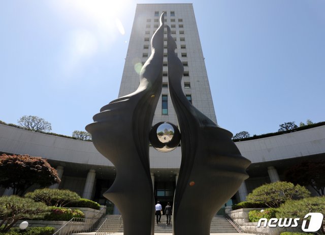 서울 서초동 대검찰청 앞 ‘서 있는 눈’ 조형물. © News1