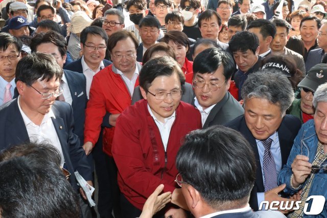 황교안 자유한국당 대표와 나경원 원내대표가 2일 오후 대구 동구 동대구역 광장에서 열린 문재인 정부 규탄 기자회견 ‘문재인 STOP! 대구시민이 심판합니다’에 참석해 연설을 마친 뒤 이동하며 시민들과 만나고 있다. © News1