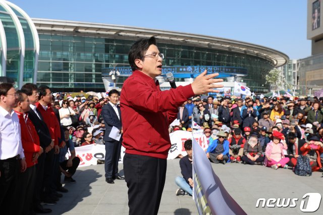 황교안 자유한국당 대표와 나경원 원내대표가 2일 오후 대구 동구 동대구역 광장에서 열린 문재인 정부 규탄 기자회견 ‘문재인 STOP! 대구시민이 심판합니다’에 참석해 연설하고 있다. © News1