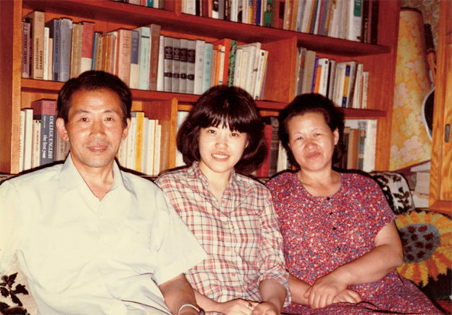 아버지인 고 장왕록 서울대 명예교수(왼쪽), 어머니 이길자 여사(오른쪽)와 함께한 모습. 20대 때 찍은 사진이다. 샘터 제공