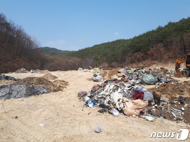 경북 안동시가 3일 도산면 온혜리 한 전답에 불법 매립된 폐기물 수천 톤을 발견, 확인하고 있다.(안동시 제공) 2019.5.3/뉴스1 © News1