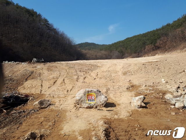 경북 안동시가 3일 도산면 온혜리 한 전답에 불법 매립된 폐기물 수천 톤을 발견, 확인하고 있다.(안동시 제공) 2019.5.3/뉴스1 © News1