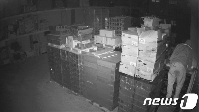 A씨가 컴퓨터 부품을 훔치는 모습(김포경찰서제공) © 뉴스1