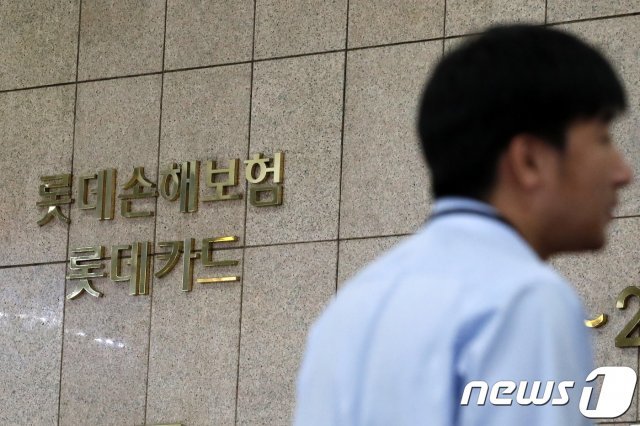 서울 중구 롯데카드 본사에서 직원들이 분주하게 움직이고 있다.2018.8.27/뉴스1