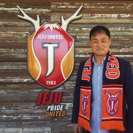제주유나이티드의 신임 사령탑으로 선임된 최윤겸 감독 (제주유나이티드 제공) © 뉴스1