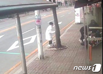 A씨가 수리비를 얻기 위해 오토바이를 고의로 넘어뜨리고 있는 모습이 CCTV에 찍혔다. (원주경찰서 제공) © News1