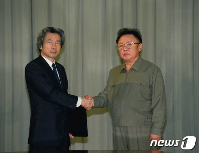 김정일 북한 국방위원장(오른쪽)이 지난 2002년 9월17일 평양에서 열린 고이즈미 준이치로 당시 일본 총리와의 정상회담을 계기로 북일 ‘평양선언’에 서명한 뒤 악수하고 있다. (우리민족끼리 캡처) © News1