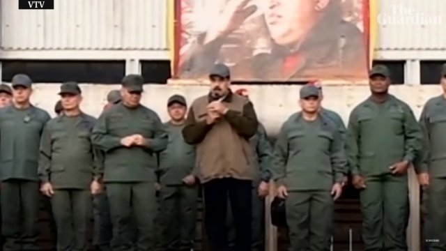 니콜라스 마두로 베네수엘라 대통령이 2일 군 행사에 참석해 약 4500명의 군병력을 향해 연설하고 있다.