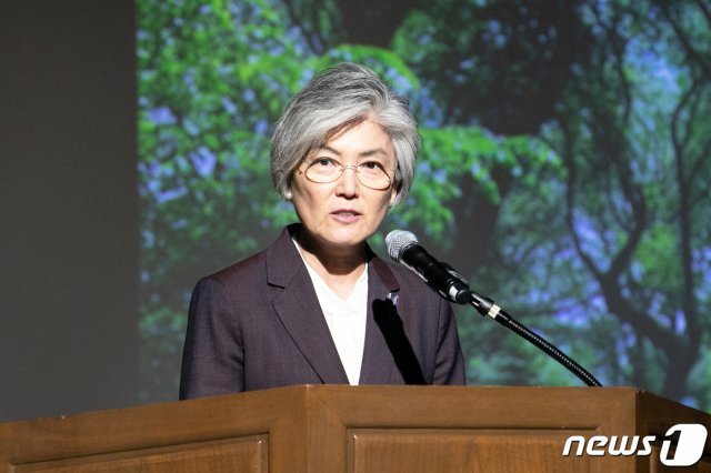 강경화 외교부 장관이 1일 오후 서울 성북구 한성대학교에서 ‘평화’를 주제로 강연하고 있다. 2019.5.1/뉴스1 © News1