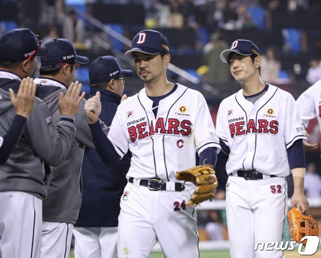 3일 오후 서울 송파구 잠실야구장에서 열린 프로야구 ‘2019 신한은행 MY CAR KBO 리그’ 두산 베어스와 LG 트윈스의 경기에서 7대 2로 승리한 두산 선수들이 자축하고 있다. © News1