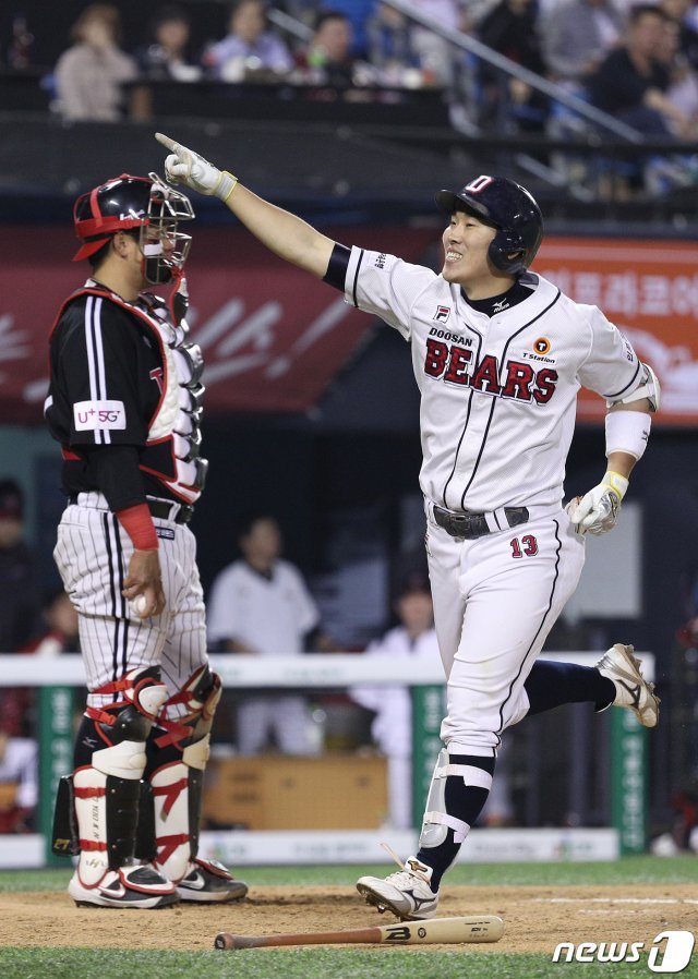 3일 오후 서울 송파구 잠실야구장에서 열린 프로야구 ‘2019 신한은행 MY CAR KBO 리그’ 두산 베어스와 LG 트윈스의 경기 4회말 두산 공격 1사 1, 2루 상황에서 두산 허경민이 홈런을 친 후 베이스를 돌고 있다. © News1