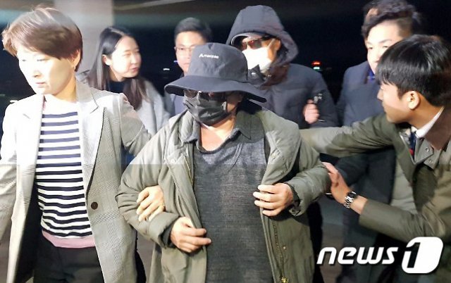 청주지검 제천지청은 3일 래퍼 마이크로닷(본명 신재호·25)의 아버지 신모씨와 어머니 김모씨를 가기혐의로 기소했다. 사진은 지난달  8일 밤 인천공항으로 입국한 후 제천경찰서로 압송되고 있는 마이크로닷 부모. © 뉴스1