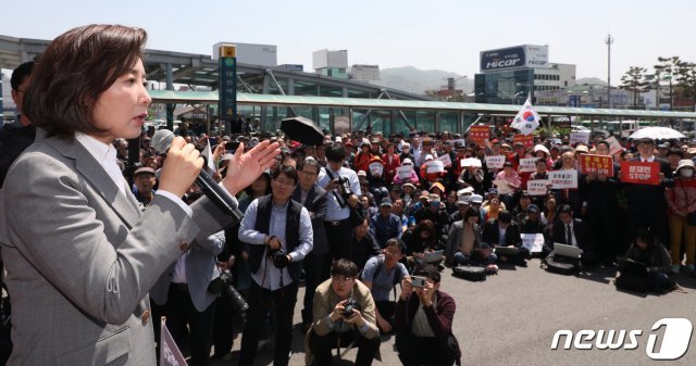 나경원 자유한국당 원내대표(왼쪽 첫번째). 2019.5.2/뉴스1 © News1