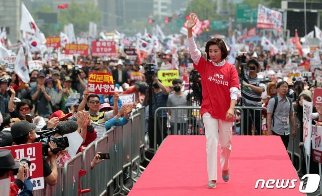 (서울=뉴스1) 나경원 자유한국당 원내대표가 4일 오후 서을 세종대로 광화문광장 일대에서 열린 ‘’문재인 STOP, 국민이 심판합니다‘’ 3차 장외집회에서 참석자들을 향해 손 인사하고 있다. 2019.5.4/뉴스1