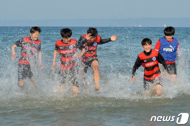 지난 3일 오후 경북 포항시 영일대해수욕장에서 체력 훈련을 마친 포항전자여고 축구부원들이 바닷물로 뛰어들어 땀을 식히고 있다. 2091.5.3/뉴스1 © News1