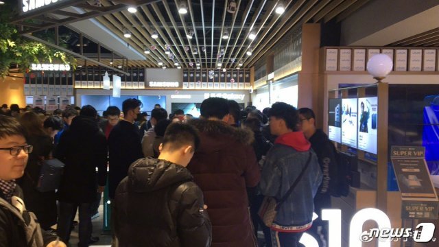 지난 3월7일 갤럭시S10을 사려는 사람들로 가득한 중국의 한 가전매장.(아이스유니버스 트위터 캡처)© 뉴스1