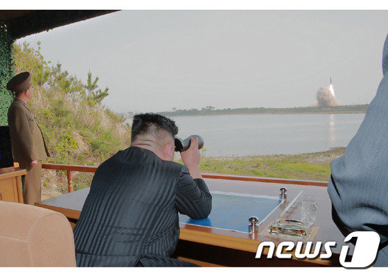 조선중앙통신 등 북한 매체들은 5일 김정은 국무위원장의 참관 아래 전날(4일) 동해상에서 전연(전방) 및 동부전선 방어 부대들의 화력타격훈련을 했다고 보도했다. 사진=노동신문 / 2019.5.5 © 뉴스1
