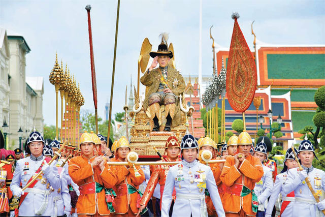 마하 와치랄롱꼰 태국 국왕이 4일 대관식을 마친 뒤 왕실 가마에 타고 에메랄드 사원으로 향하고 있다. 태국은 1950년 선왕 푸미폰 아둔야뎃의 대관식 이후 69년 만에 대관식을 치렀다. 방콕=AP 뉴시스