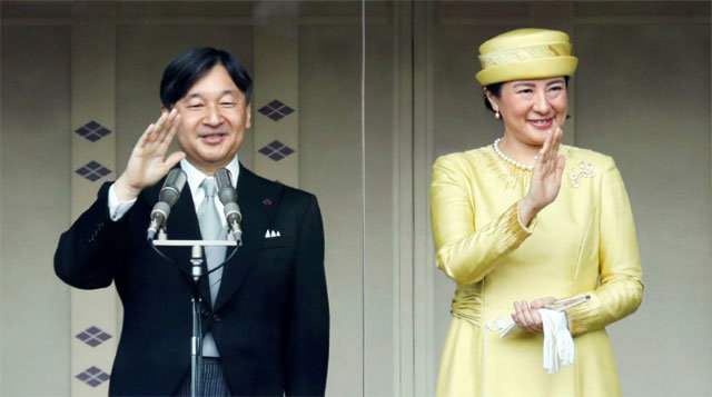 4일 일본 도쿄 왕궁인 고쿄 발코니에서 군중의 환호에 답하고 있는 나루히토 일왕(왼쪽)과 마사코 왕비. 나루히토 일왕은 1일 즉위했다. 도쿄=AP 뉴시스