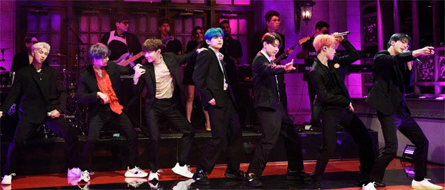 지난달 미국 NBC TV ‘새터데이 나이트 라이브(SNL)’에 출연해 새 앨범 타이틀 곡 ‘작은 것들을 위한 시(Boy With Luv)’를 공연했던 방탄소년단. 미국 NBC Will Heath 제공