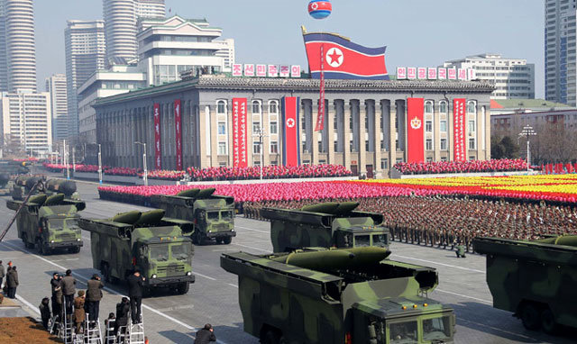 지난해 2월 8일 북한군 열병식에서 처음 공개된 \'북한판 이스칸데르\'미사일. 5일 조선중앙통신을 통해 발사장면이 공개됐다. 사진 출처 노동신문